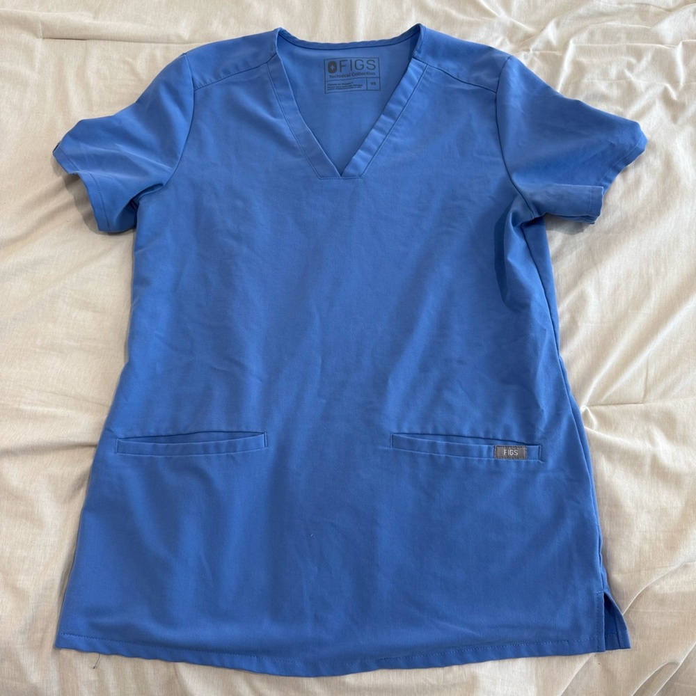 FIGS Casma Three-Pocket Scrub Top | Ceil Blue | Size X-Small